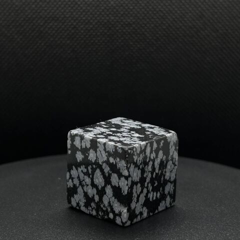 Cubo de obsidiana nevada